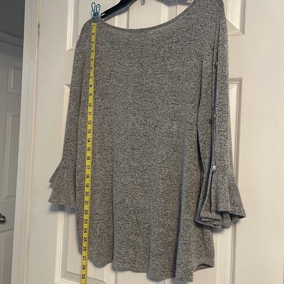Green Envelope grey tunic with slits in the 3/4 lgth sleeves, size large. - Picture 3 of 7